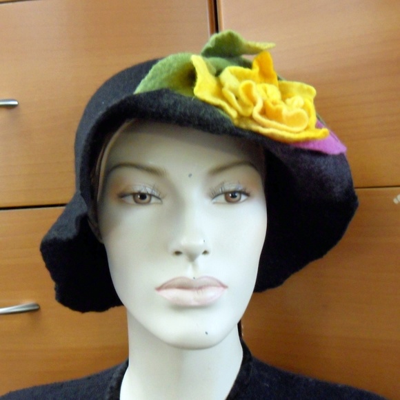 FELTED WOOL BLACK HAT LIGHTWEIGHT WITH BIG FLOWER